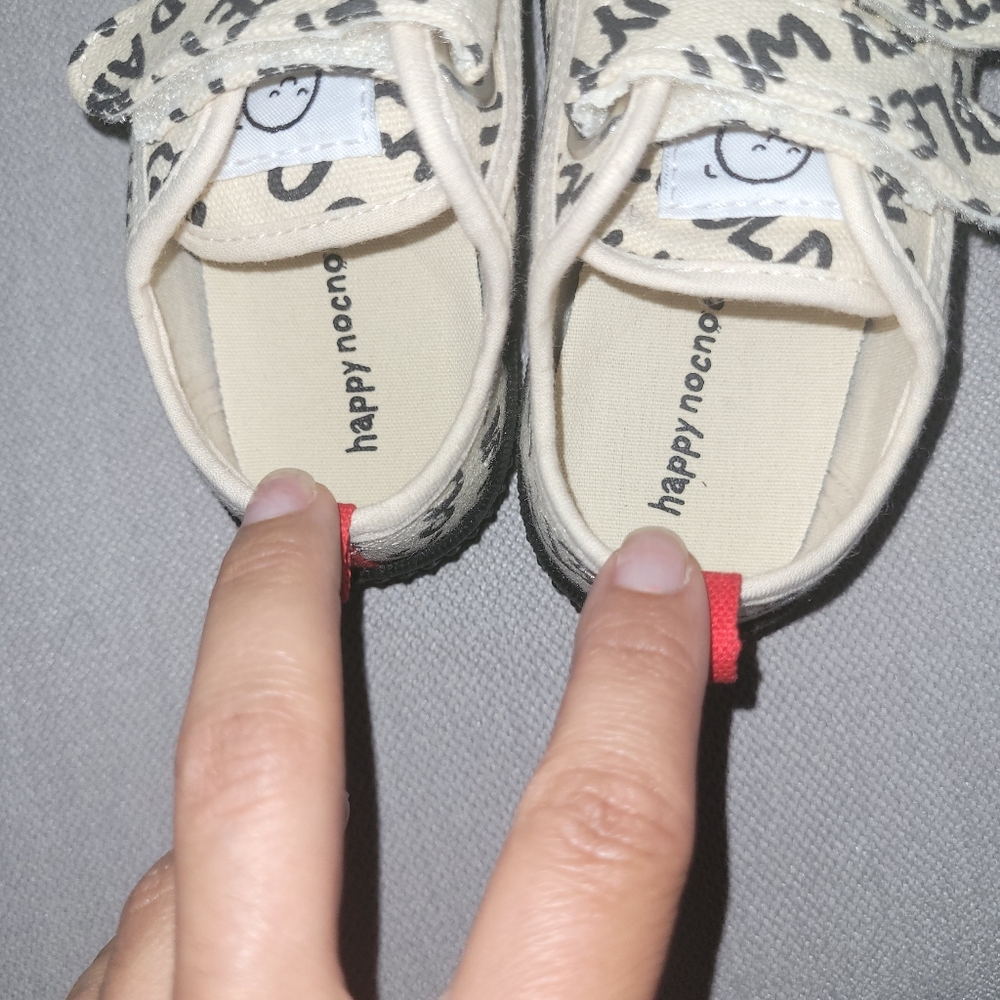 HAPPY NOCNOC SIZE 2 (26) Kids Canvas Shoes with Black and Cream Design Used. - Picture 2 of 6